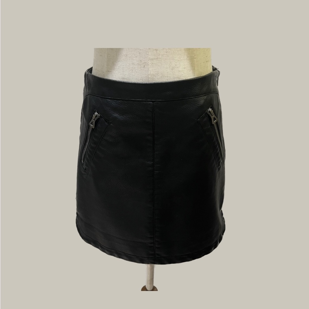 Silent + Noise Black Faux Leather Skirt. Size small
